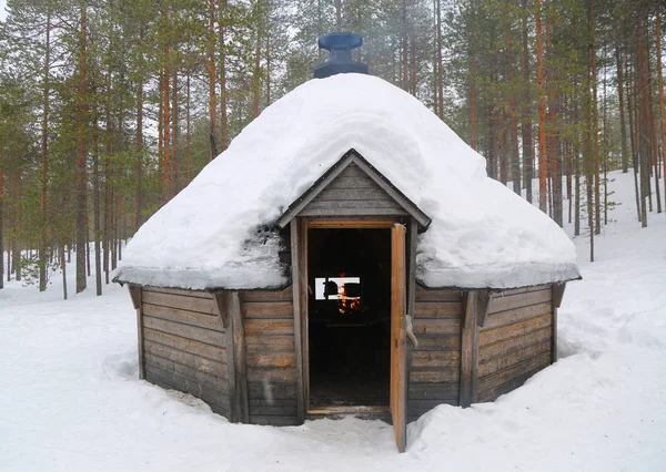 Kota finlandesa em uma paisagem coberta de neve — Fotografia de Stock