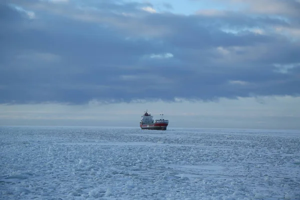 Генеральное грузовое судно Eemsborg в замороженном Балтийском море вблизи Кеми, Финляндия — стоковое фото