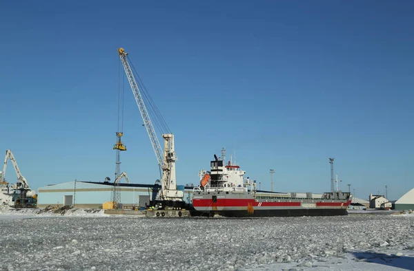 De allmänna lastfartyg Eemsborg dockad i Port Kemi i frysta Östersjön — Stockfoto
