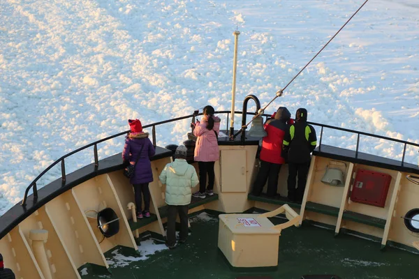 Kutup Buzkıran Sampo donmuş Baltık Denizi benzersiz cruise sırasında gemiye tanımlanamayan turist. — Stok fotoğraf