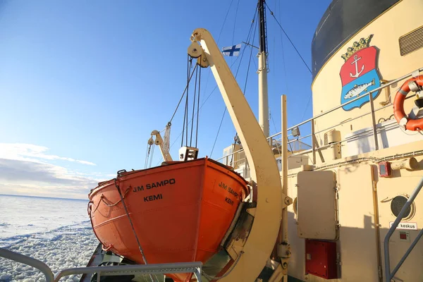 Ártico rompehielos Sampo durante crucero único en el Mar Báltico congelado — Foto de Stock