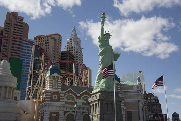 Replica di Statua della Libertà e New York New York hotel e casinò a Las Vegas — Foto Stock