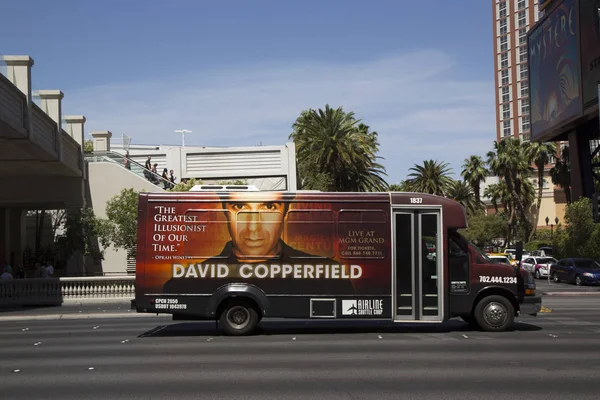 Airline shuttle bus with David Copperfield advertisement on Las Vegas Strip in Las Vegas — Stock Photo, Image