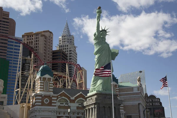 Replica di Statua della Libertà e New York New York hotel e casinò a Las Vegas — Foto Stock