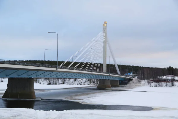 Die jatkankynttila-Brücke oder Holzfäller-Kerzenbrücke über den Kemijoki-Fluss in Rovaniemi, Finnland — Stockfoto