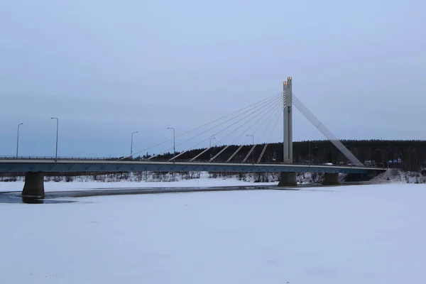 Jatkankynttila bryggan eller skogshuggare Candle bro över älv i Rovaniemi, Finland — Stockfoto