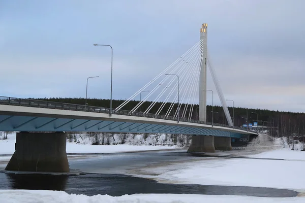 Die jatkankynttila-Brücke oder Holzfäller-Kerzenbrücke über den Kemijoki-Fluss in Rovaniemi, Finnland — Stockfoto