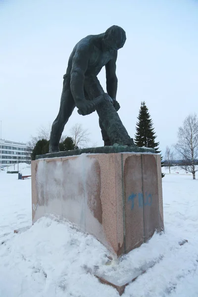 Statuia de bronz a unui tăietor de cherestea care debarcă un jurnal comemorează importanța industriei forestiere din Rovaniemi, Finlanda — Fotografie, imagine de stoc