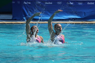 Lolita Ananasova ve Anna Voloshyna Ukrayna'nın senkronize yüzme duets ücretsiz rutin başlangıç Rio 2016 Olimpiyat Oyunları sırasında rekabet 