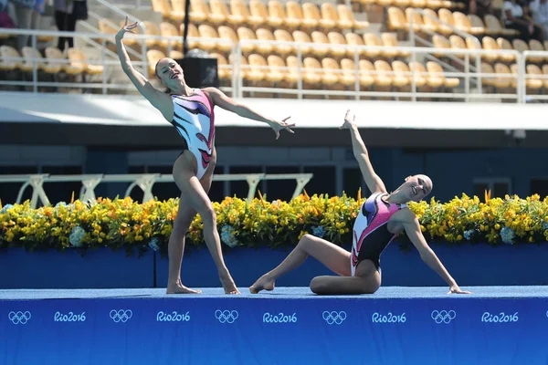 Lolita Ananasova et Anna Voloshyna, d'Ukraine, concourent pendant les préliminaires libres des Jeux Olympiques de Rio 2016 en duo de natation synchronisée — Photo