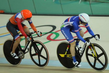 İşlemi Rio 2016 Olimpiyatları kadın keirin sırasında bisikletçiler ilk Rio Olimpiyat Velodrome ısıda 2 tur