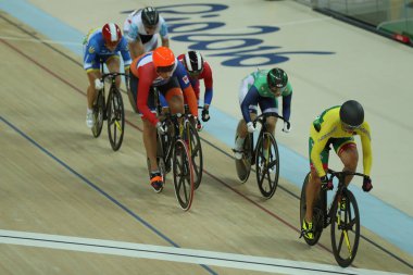 İşlemi Rio 2016 Olimpiyatları kadın keirin sırasında bisikletçiler ilk ısı Rio Olimpiyat Velodrome 4 Tur