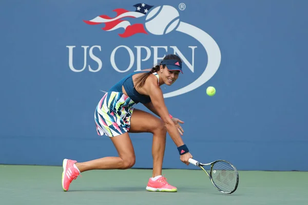 La campeona del Grand Slam Ana Ivanovich de Serbia en acción durante su primer partido de ronda en el US Open 2016 —  Fotos de Stock