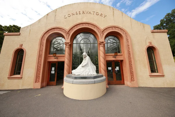 A estátua "Meditação" erguida fora do Conservatório nos Jardins Fitzroy, Melbourne, Austrália . — Fotografia de Stock
