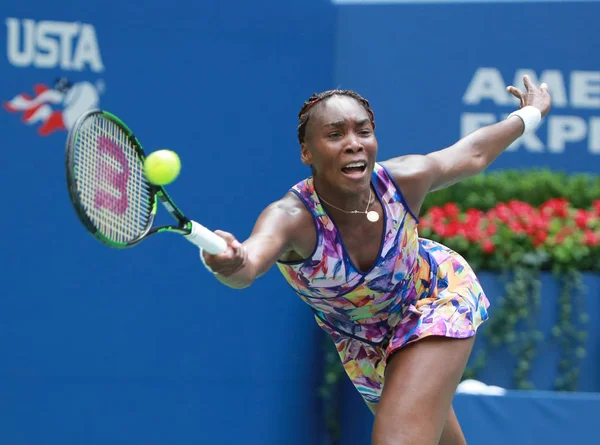 Grand Slamu Venus Williamsová USA v akci během ní kolo 4 utkání na nás Open 2016 — Stock fotografie