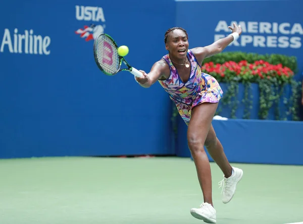 La championne du Grand Chelem Venus Williams des États-Unis en action lors de son match de la 4e ronde de l'US Open 2016 — Photo