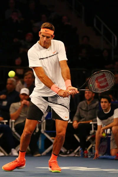 Grand Slam-mästare Juan Martin Del Potro i Argentina i aktion under Bnp Paribas Showdown 10th Anniversary tennis evenemang — Stockfoto