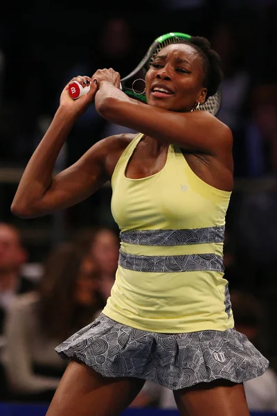 Grand Slam mästare Venus Williams av Förenta staterna i aktion under Bnp Paribas Showdown 10th Anniversary tennis evenemang — Stockfoto