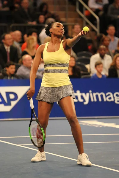 La campeona del Grand Slam Venus Williams de Estados Unidos en acción durante el evento de tenis BNP Paribas Showdown 10th Anniversary — Foto de Stock