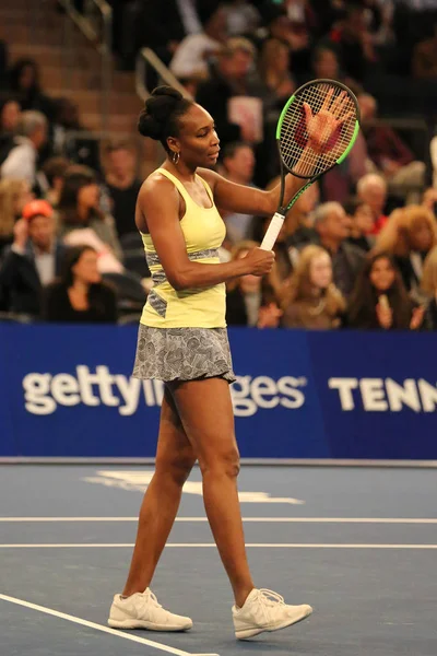 Grand Slam mistrz Venus Williams ze Stanów Zjednoczonych w akcji podczas imprezy tenisowe Bnp Paribas Showdown 10th Anniversary — Zdjęcie stockowe