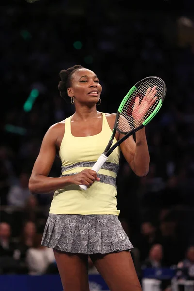 La campeona del Grand Slam Venus Williams de Estados Unidos en acción durante el evento de tenis BNP Paribas Showdown 10th Anniversary — Foto de Stock