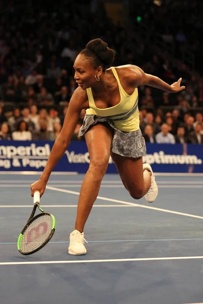 Grand Slam mistrz Venus Williams ze Stanów Zjednoczonych w akcji podczas imprezy tenisowe Bnp Paribas Showdown 10th Anniversary — Zdjęcie stockowe