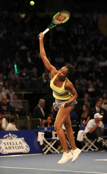 Grand Slam mistrz Venus Williams ze Stanów Zjednoczonych w akcji podczas imprezy tenisowe Bnp Paribas Showdown 10th Anniversary — Zdjęcie stockowe