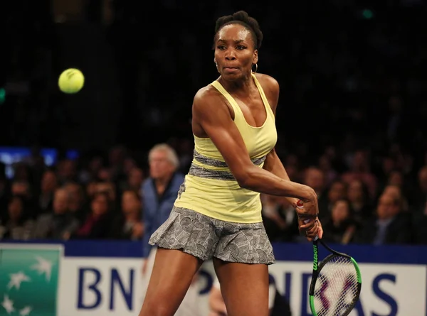 Campeão do Grand Slam Venus Williams dos Estados Unidos em ação durante o evento de tênis de 10 anos do BNP Paribas Showdown — Fotografia de Stock