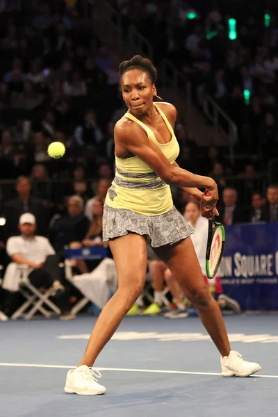 Grand Slam mistrz Venus Williams ze Stanów Zjednoczonych w akcji podczas imprezy tenisowe Bnp Paribas Showdown 10th Anniversary — Zdjęcie stockowe