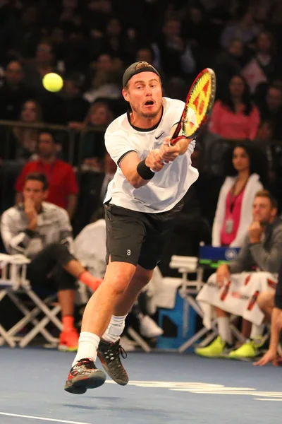 Grand Slam-mästare Lleyton Hewitt i Australien i aktion under Bnp Paribas Showdown 10th Anniversary tennis evenemang vid Madison Square Garden — Stockfoto