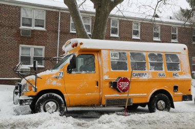 Okul otobüsü Brooklyn, NY büyük kış fırtına Niko kuzeydoğusunda vurur sonra kar altında. 