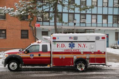 Brooklyn'de FDNY ambulans