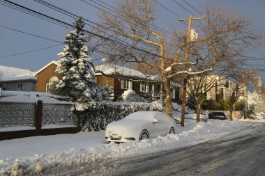 Brooklyn, NY büyük kış fırtına Niko kuzeydoğusunda vurur sonra kar altında araba. 