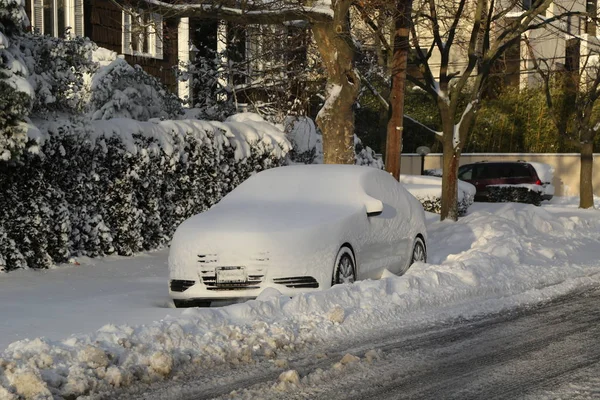 Coche bajo la nieve en Brooklyn, NY después de la masiva tormenta de invierno Niko golpea el noreste . — Foto de Stock
