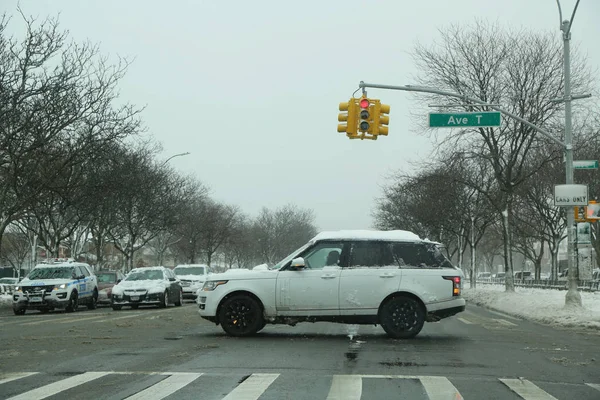 Voitures traversant Ocean Parkway à Brooklyn, NY après la tempête d'hiver massive Niko frappe le nord-est . — Photo