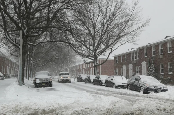 Coche bajo la nieve en Brooklyn, NY después de la masiva tormenta de invierno Niko golpea el noreste . — Foto de Stock