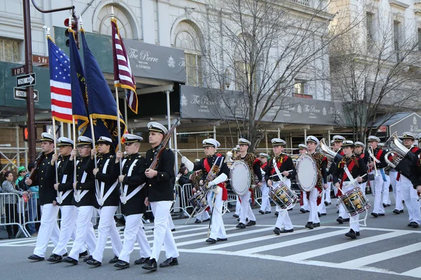 L'Académie des Marines Marchandes des États-Unis marche au défilé de la Saint-Patrick à New York . — Photo