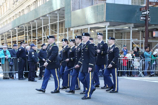 ニューヨークの聖パトリックの日パレードで行進しているアメリカ合衆国陸軍レンジャーズ. — ストック写真