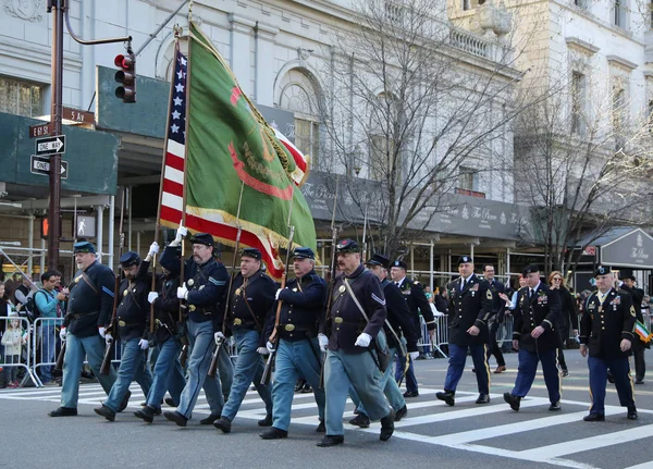 行进在圣帕特里克节游行在纽约的美国陆军游骑兵. — 图库照片