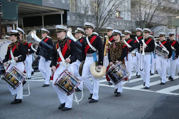 United States Merchant Marine Academy marching at the St. Patrick's Day Parade in New York. — Stock Photo, Image