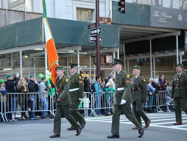 Irish military personnel marching at the St. Patrick's Day Parade in New York. — Stock Photo, Image