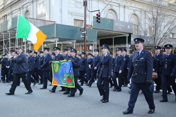 Irisches Militär marschiert bei der St. Patrick 's Day Parade in New York. — Stockfoto