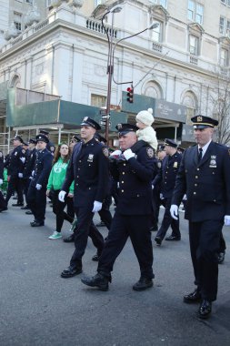 New York polis departmanı görevlileri St Patrick's günü yürüyüşü New York'ta, yürüyen