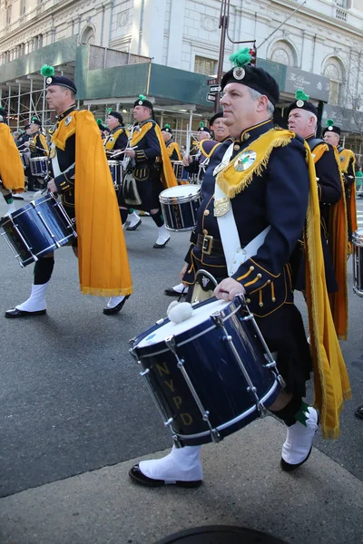 La NYPD Emerald Society Band marche au défilé de la Saint-Patrick à New York . — Photo