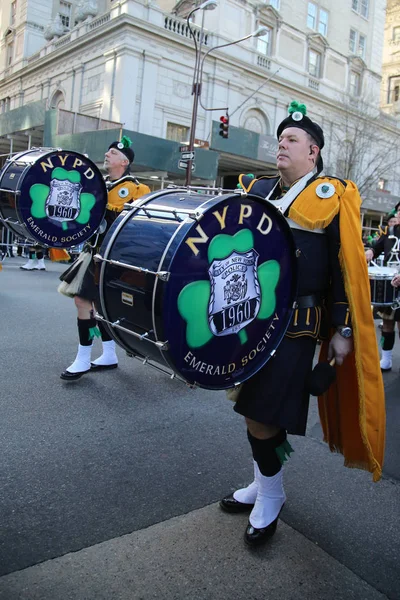 Nypd smaragd society band marschiert bei der St. Patrick 's Day parade in New York. — Stockfoto