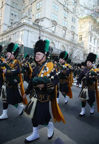 NYPD Emerald Society Band marching at the St. Patrick's Day Parade in New York. — Stock Photo, Image