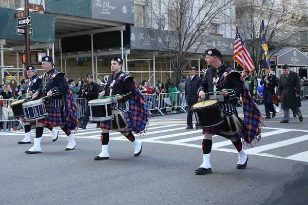 Wantagh americké legie Pipe Band pochodující na St. Patrick's Day Parade v New Yorku — Stock fotografie