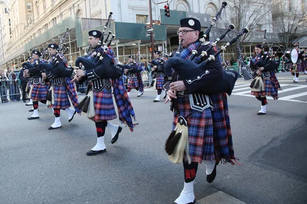 Wantagh american legion pipe band marschiert bei der St. Patrick 's Day parade in New York — Stockfoto