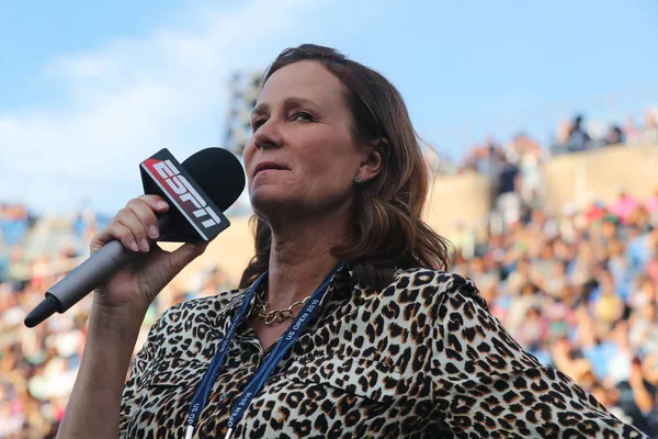 Espn analyst pam shriver kommentiert tennis match bei us open 2016 — Stockfoto