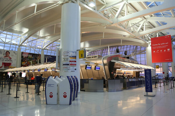 Внутри терминала 1 Международного аэропорта имени Джона Кеннеди в Нью-Йорке
